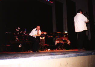 John freut sich diebisch, w�hrend Ron sein Geschenk auspackt.